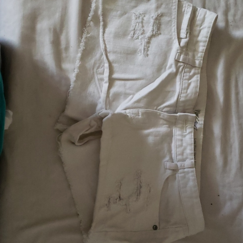 White Mossimo short